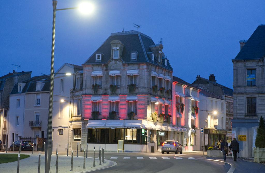 Hotel Restaurant Des Remparts Chaumont  Bagian luar foto