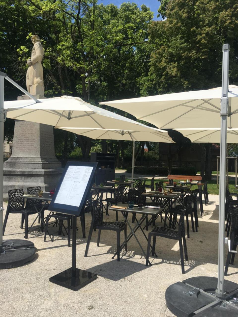 Hotel Restaurant Des Remparts Chaumont  Bagian luar foto