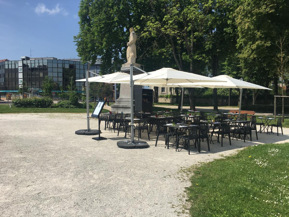 Hotel Restaurant Des Remparts Chaumont  Bagian luar foto
